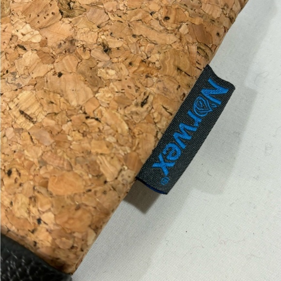 Norwex Cork Cosmetic Bag Consultant Travel Zipper Pull Tan/Black NEW - Picture 5 of 10